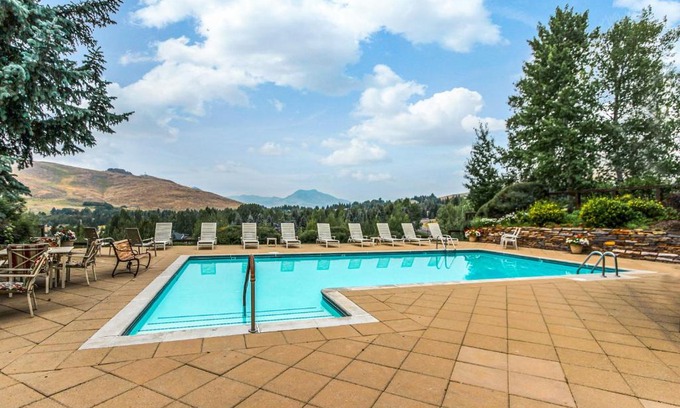 Elkhorn Village Apartment | Fun In the Sun Valley