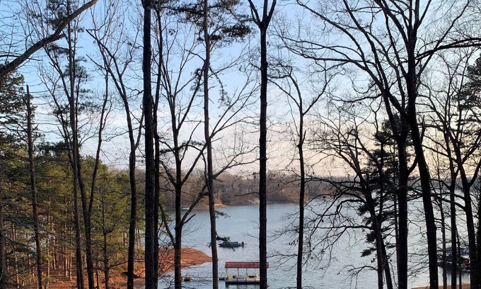 Fair Play Cottage | Fun Lake Home on a Peninsula with Personal Dock-30 min from Clemson!