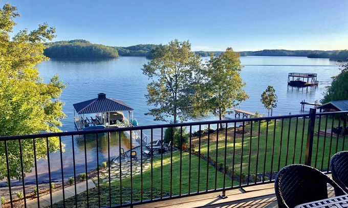 Six Mile House | Fun @ Lake, reunions, families, friends, weekends, golfers, bikers, Clemson.nn