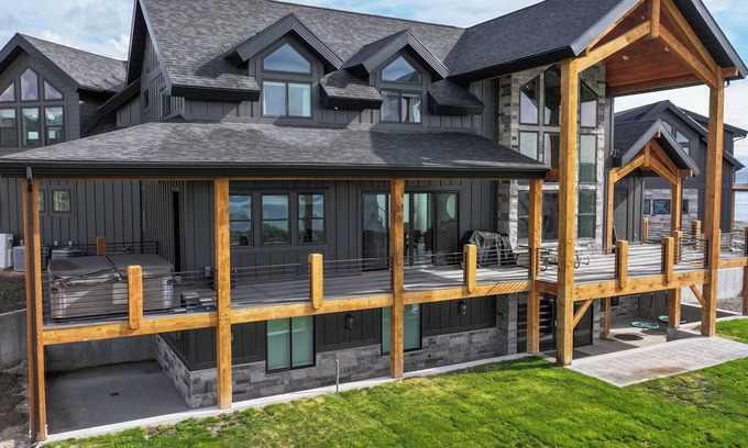 Fish Haven House | Fun Large cabin in gated community near bear lake.