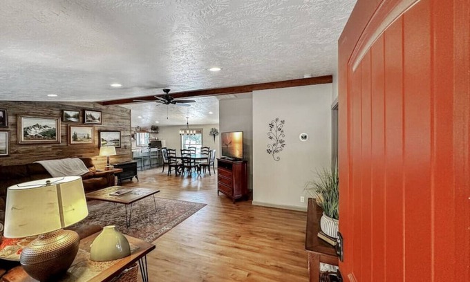 Cascade Cabin | Fun Modern Cabin Near Clear Creek Station