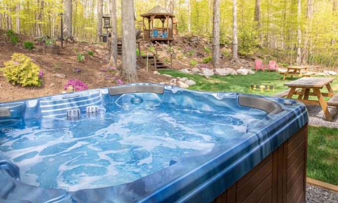 Trent Lakes Cottage | Fun, Relaxing Cottage w Hot Tub, Sauna & Fast Wifi
