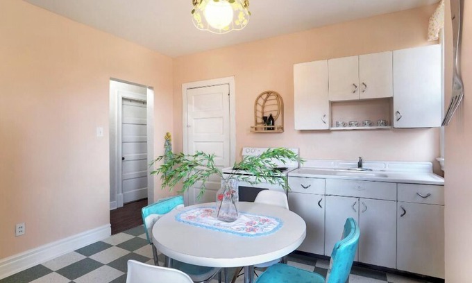 Bellevue Apartment | Fun Retro Apartment on Quiet Dead End Street Near Stage AE & Acrisure Stadium