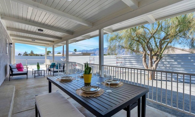 Desert Hot Springs House | Fun Vacation Getaway! Saltwater pool +jacuzzi ~ Game Room