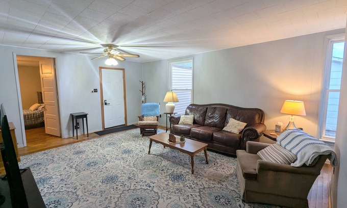 Oblong House | Functional 3 Bedroom Home Near Robinson With WIFI