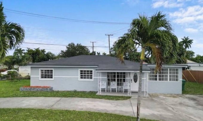 Lauderhill House | Funhouse – Pool Table, Games & South Florida Sun!"