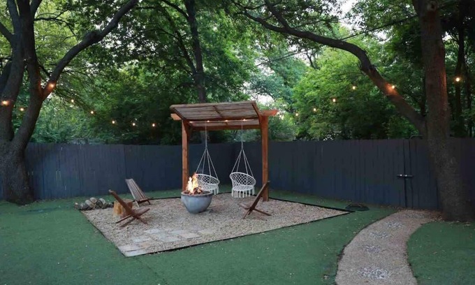 Dallas House | Funky 3BR Cottage w/Private Mini Golf + Fire Pit