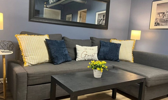Pittsburgh Condo | Funky 3rd Floor Condo, 5 Beds w/Sofa Bed + WIFI!