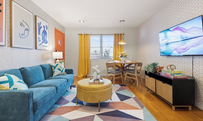 Northeast Dallas House | Funky Fiesta Flat-All King Beds-Mins to DT Dallas