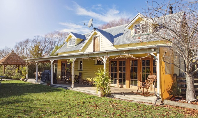 Waipara House | Funky idyllic Barn with private spa/swimming pool