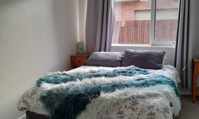 Carnegie Apartment | Furnished 1bedroom apartment. Close to local shopping strip.