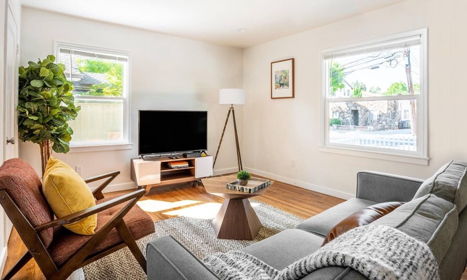 Shoreline West House | Furnished 1BR in Mountain View w/ Yard & Parking