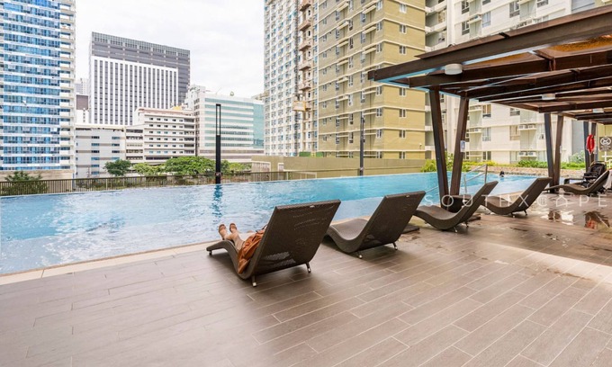 Lahug Apartment | Furnished 2BR | City View, WiFi, Netflix and Pool