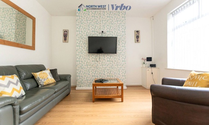 Leigh House | Furnished 2BR House in Leigh | Free Parking & Fast WiFi | Long Stays Welcome