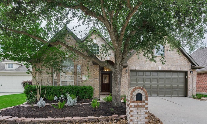 Spring House | Furnished 3 bed 2 bath w/screened porch 5 minutes from I-45 20 Mints. to IAH