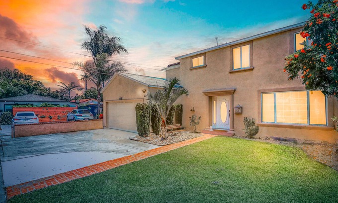 Anaheim Colony Historic District House | Furnished and Private Bedroom — Marble Home 5 min from Disneyland!