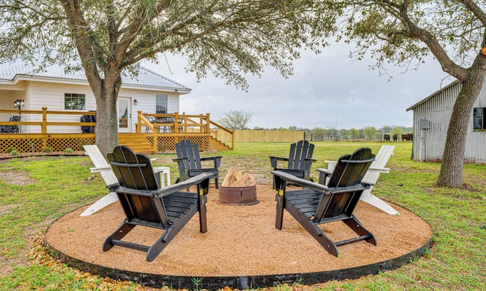 Schulenburg House | Furnished Deck + Views: Rural Schulenburg Retreat