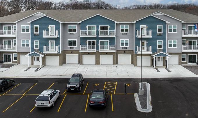 Bettendorf Apartment | Furnished Executive Studio Apartment on the Duck Creek Bike Path in Bettendorf.