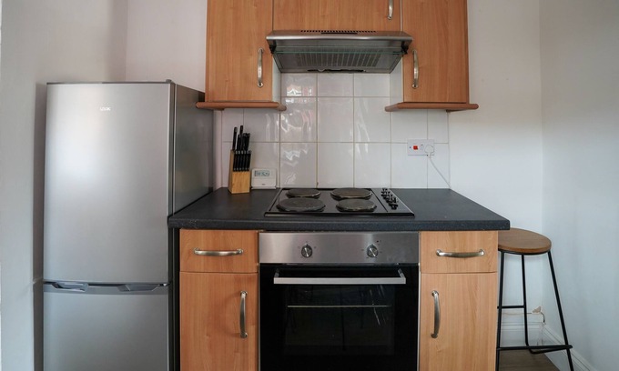 Newbottle House | Furnished house Free parking 6 Guest