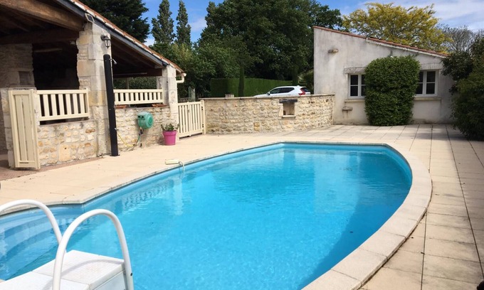 Geay Apartment | FURNISHED STUDIO IN CHARMING GITE