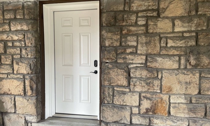 Hanover Place Apartment | Furnished Work & Cozy Retreat in Kansas City, Missouri UTILITIES INCLUDED