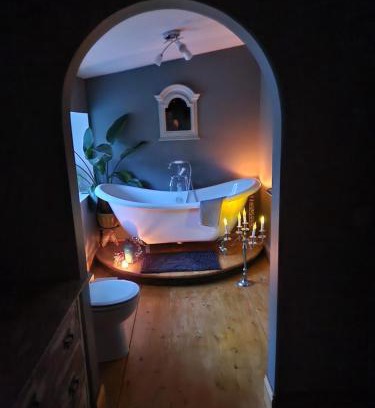 Cairndow House | Fyne Byre Cottage - Barn Conversion with Hot Tub