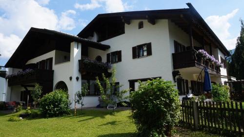 Garmisch-Partenkirchen House | Gästehaus Brigitte