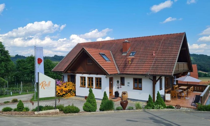 Kloech House | Gästehaus - Camping- Weinhof Radl