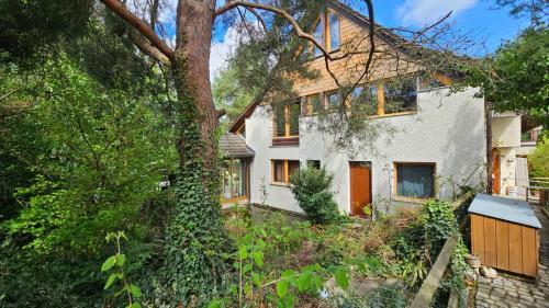 Aesch House | Gästezimmer in alternativer Kulturvilla