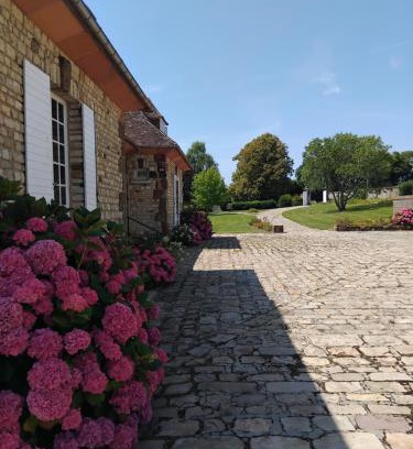 Les Aspres House | Gîte à la Moncorgerie
