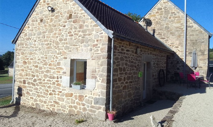 Rostrenen House | Gîte 4 Personnes en Centre Bretagne, Avec Piscine Extérieure Chauffée et spa