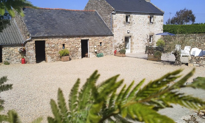 Ploudalmezeau House | Gîte 800 m. seaside, GR34, SPA, enclosed garden, dogs welcome.