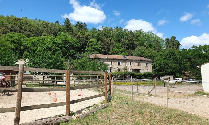 Les Salelles House | Gîte au Cœur D'un Centre Équestre