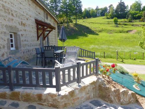 Apinac House | Gîte au calme avec terrasse, BBQ, ping-pong, rando/VTT, proche St-Bonnet-le-Château, wifi gratuit - FR-1-496-122