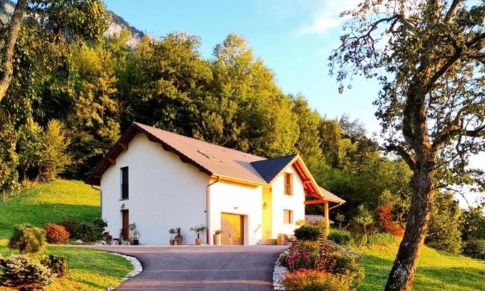 Aiguebelette-le-Lac House | Gîte Au Coeur Du Noyau
