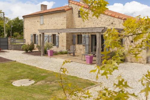 Saint-Etienne-du-Bois House | Gîte avec jacuzzi charme et confort