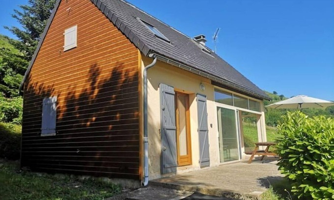 Saint-Paul-de-Salers House | Gîte Chaleureux Avec Cheminée au Pied du Puy Mary