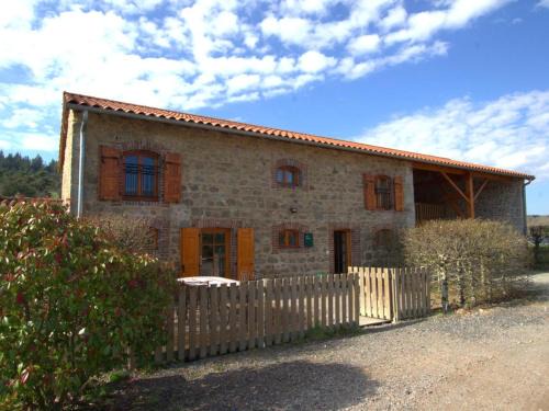 Les Salles House | Gîte chaleureux avec terrasse, pêche, randonnées et équipements modernes au cœur du Haut Forez - FR-1-496-285
