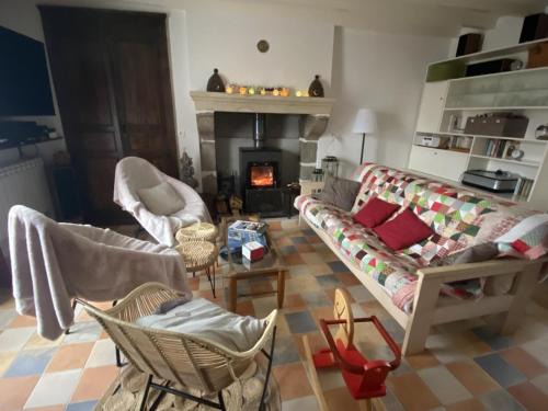 Louroux-de-Beaune House | Gîte chaleureux avec jardin, cheminée, vélos et équipements éco-responsables à Louroux-de-Beaune - FR-1-489-349