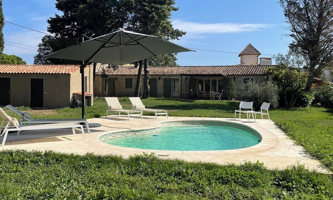 Roquemaure House | Gîte de 6 Personnes Avec Piscine au Coeur des Vignes