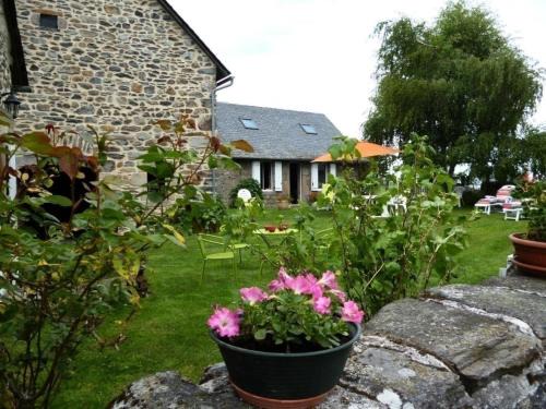 Sarroux-Saint-Julien Apartment | Gîte de France à Sarroux - St Julien 3 épis - Gîte de France 8 personnes MAE-0134