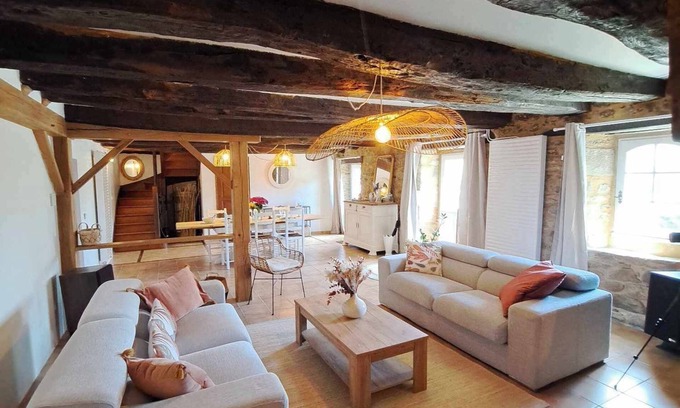 La Chapelle-Neuve House | Gîte de la chaumière de Floranges, 6 pers. Pets welcome, forest walks.