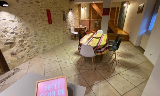 Poligny House | Gîte de la tour de Paradis