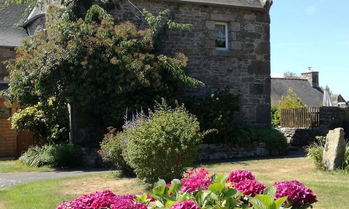 Ploumilliau Cottage | Gîte en Pierre Bretonne Près de la Côte de Granit Rose et sa Petite Ferme