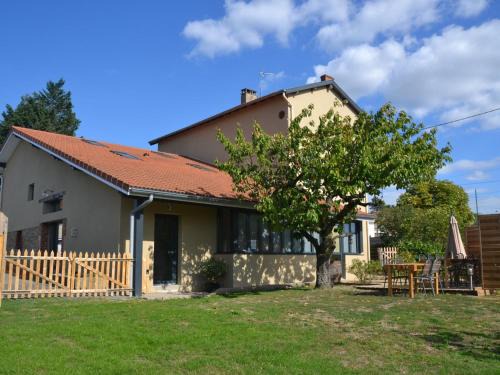 Chazelles-sur-Lyon House | Gîte Familial 200m² avec Jardin, Terrasse, Jeux, et Confort Moderne à Chazelles-sur-Lyon - FR-1-496-203