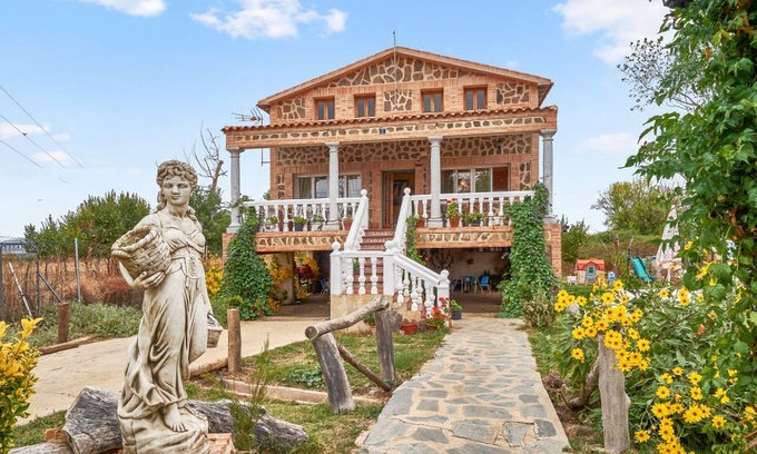 Porzuna Cottage | Gîte (full rental) Fuenterabit for 12 people