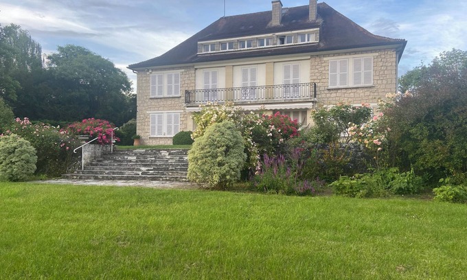 Senlis Apartment | Gîte "Haut Echiquier" 10mn Parc Astérix, 15mn Aéroport Charles de Gaulle.
