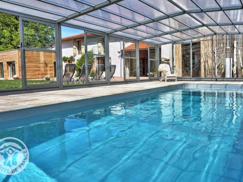 Saint-Germain-Lespinasse House | Gîte isolé avec piscine chauffée, spa, sauna et étang privé à 15 km de Roanne - FR-1-496-6