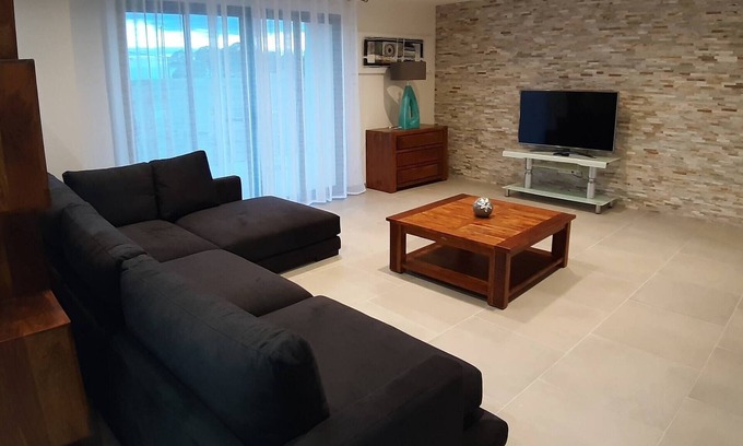 Othis Apartment | Gîte "la Grange" 6 people, 3 bedrooms, 2 bathrooms, near Roissy