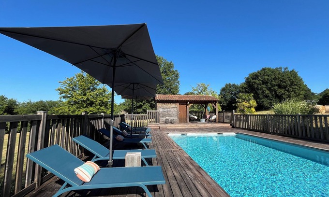 Valojoulx House | Gîte Le Pigeonnier in Montignac-Lascaux, large garden, private heated swimming pool